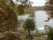 Mit Herbstfarben geschmückt: Der Kölpinsee im Seebad Loddin.
