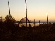 Abendsonne ber dem Peenestrom: Reusen am Hafen von Warthe.