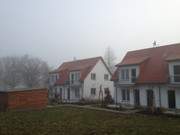 Seebad Loddin auf Usedom: Ferienwohnungen Alter Schulgarten im Nebel.