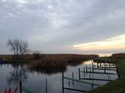 Letzter Sonnenstrahl am Abend: Achterwasserhafen des Seebades Loddin.