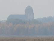 Sankt Petri in Wolgast von Zecherin am Peenestrom gesehen.