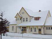 Usedomer Bderbahn: Der Bahnhof des Seebades ckeritz im Schnee.