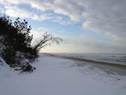 Die Wolken reien auf: Winterurlaub am Strand des Ostseebades Bansin.