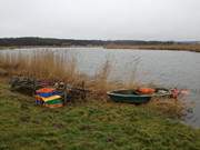 Warten auf den Schnee: Fischerboot an der Melle.