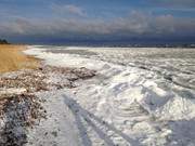 Blick in Richtung Greifswalder Bodden: Eis an der Ostseekste.