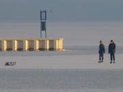 Rckkehr in der Abendsonne: Schlittschuhlufer auf dem Achterwasser.