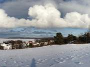 Winterliches Panorma: Sellin am Ufer des Schmollensees.