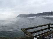 Winterlicher Ostseestrand: Streckelsberg als Teil eines Panoramas.