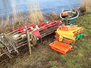 Inselmitte Usedoms: Fischerboot und Netzstangen an der Melle.