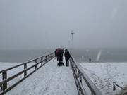 Im dichten Schneetreiben auf der Seebrücke von Zinnowitz.