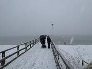 Im dichten Schneetreiben auf der Seebrcke von Zinnowitz.