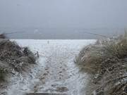 Strandzugang bei Zempin: Schneefall auf Usedom.