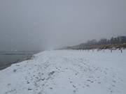 Schneetreiben setzt ein: Ostseestrand bei Zempin.