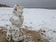 Schnee, Strandsand, Muscheln: Schneemann beim Bernsteinbad Zempin.