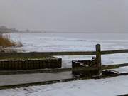 Einfahrt zum Bootsliegeplatz: Der vereiste Achterwasserhafen ckeritz.