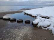 Buhnen, Strandsand, Meerwasser: Wanderung ber den winterlichen Strand.