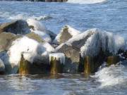 Vereiste Steinpackung: Winterwanderung am Ostseestrand.