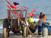 Winterpause beendet: Fischerboot auf dem Klpinseer Strand.