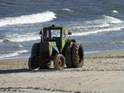 Fischerboote auf den Strand ziehen: Alttrecker bei ckeritz.