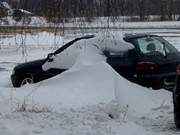 Teil einer Skulptur: Auto an der Strandstrae in Klpinsee.