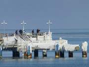 Beliebtes Fotomotiv im Winterurlaub auf Usedom: Vereiste Seebrcke.