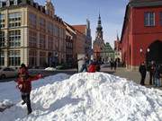 Schneeberge: Kinder spielen auf dem Marktplatz von Greifswald.