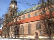 Die Nikolaikirche von Greifswald in karger Winterlandschaft.