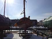 Winterschlaf: Segelboot am Museumshafen von Greifswald.