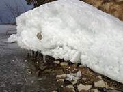 Emporgehoben: Stein in einem Eisberg bei Pudagla.