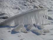 Gefrorener Fcher: Eiszapfen an einem gefrorenen Schilfhalm.