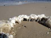 Eisornamente auf dem Sandstrand: Ostseebad Trassenheide.