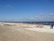 Ostseebad Trassenheide im Winter: Fischeboote auf dem Strand.