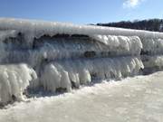 Bizarrer Panzer: Eisvorhang am Gelnder der Seebrcke von Koserow.