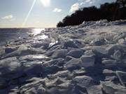 stlich des Hftberges: Eisschollen am Achterwasser.