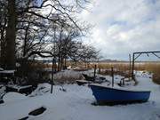 Am Ufer des Schmollensees: Fischerboot im tiefen Schnee.