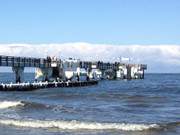 Winterurlaub auf Usedom: Vereiste Seebrücke von Koserow.
