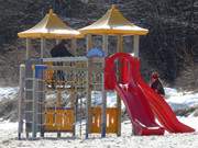 Spielplatz im Schnee: Auf dem Sandstrand des Ostseebades Koserow.