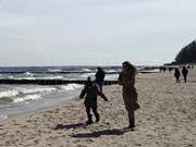 Warm gekleidet: Wanderer auf dem Ostseestrand am Streckelsberg bei Koserow.