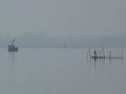 Fischernetze: Ein Fischerboot auf dem Achterwasser.