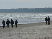 Wandern auf dem Sandstrand des Ostseebades Karlshagen.