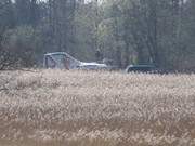 Am Balmer See im Usedomer Hinterland: Sportboot wird zu Wasser gelassen.