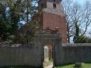 Blick in den Kirchhof: Die Dorfkirche der Gemeinde Mellenthin.