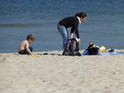 Erstes Sonnenbad am Ostseestrand: Mutter mit Kind in Koserow.