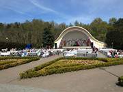 Sonnenbad auf dem Kurplatz: Konzertmuschel in Swinemnde.