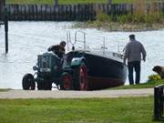 Achterwasserhafen Loddin: Ein Boot wird eingesetzt.