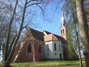 Lichtreflex: Dorfkirche von Krummin auf Usedom.