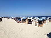 Wie im Sommer: Strandkrbe am Ostseestrand von Klpinsee.