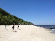 Ballspiel auf dem breiten Sandstrand: Seebad Loddin auf Usedom.