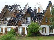 Ein Jammer: Ein Ferienhaus in Loddin ist durch Blitzschlag abgebrannt.