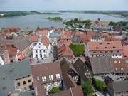 Rathaus und Peenestrom: Blick auf die Wolgaster Altstadt.